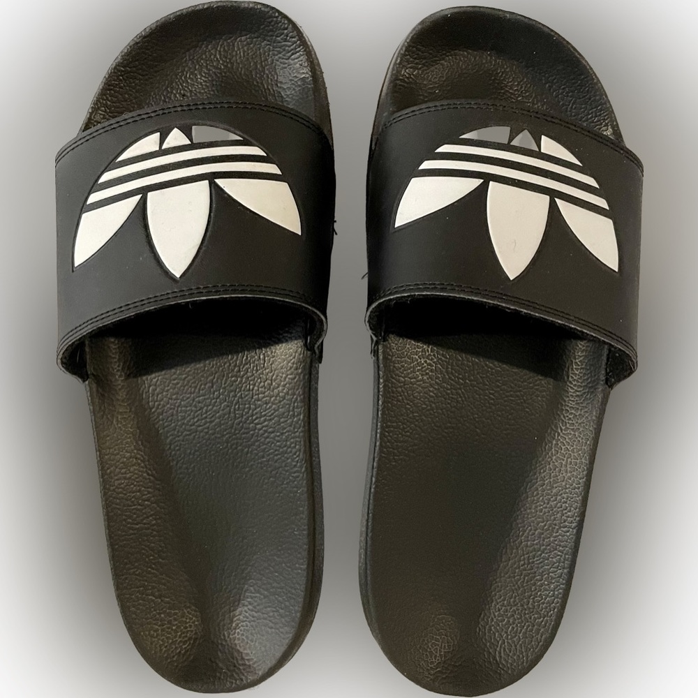 Adidas Men’s Slides/Sandals/Shower shoes Size 9 in Excellent Condition